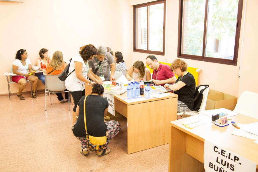 Recogida de Libros Banco de Municipal de Libros - Mesa  y ayudantes de  un instituto participante.