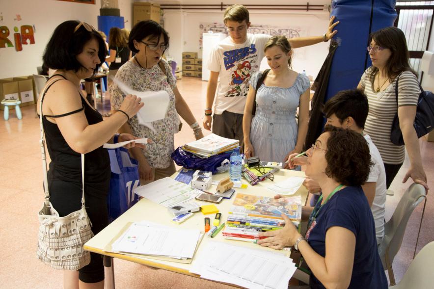 Recogida de Libros Banco de Municipal de Libros - Colaboradores entregando libros. 