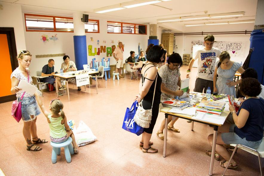 Recogida de Libros Banco de Municipal de Libros - Panorámica de las mesas cooperantes .
