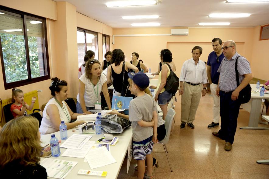 Recogida de Libros Banco de Municipal de Libros - Visita de las autoridades al banco de libros.