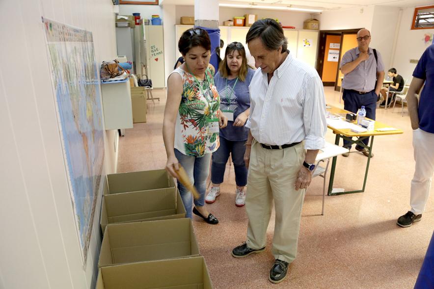 Recogida de Libros Banco de Municipal de Libros - Las organizadoras le explican al alcalde. 