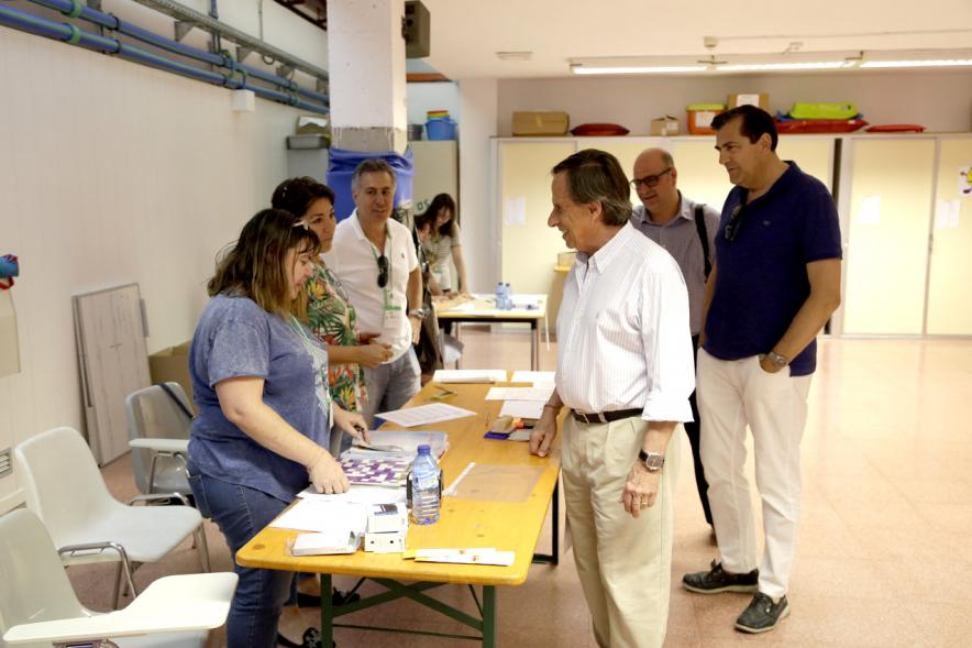 Recogida de Libros Banco de Municipal de Libros -  Las  autoridades municipales con las organizadoras.  