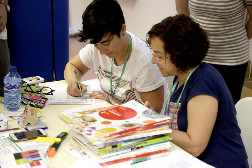 Recogida de Libros Banco de Municipal de Libros - Dos colaboradores. 
