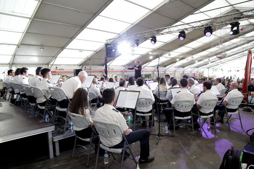 Banda de música vista desde atrás