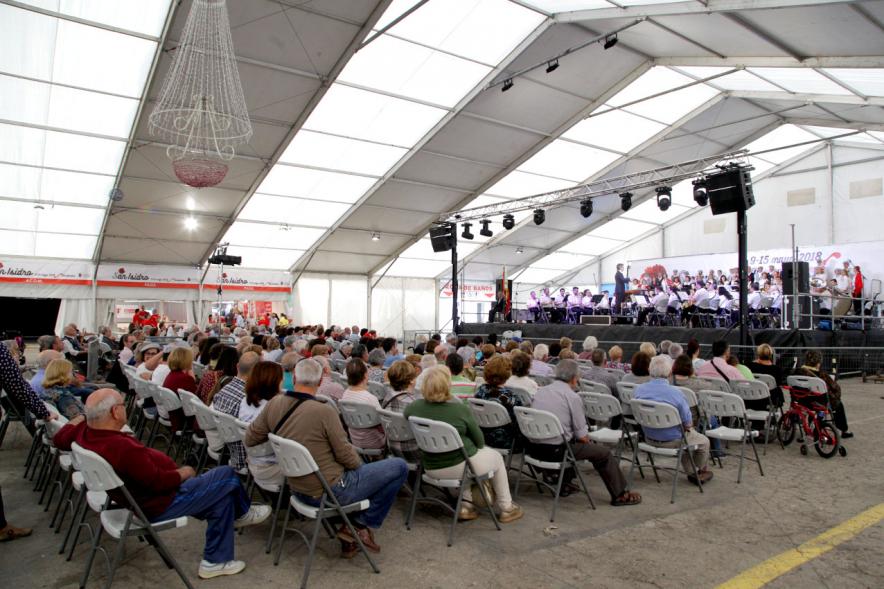 Vista lateral de escenario y público asistente al concierto