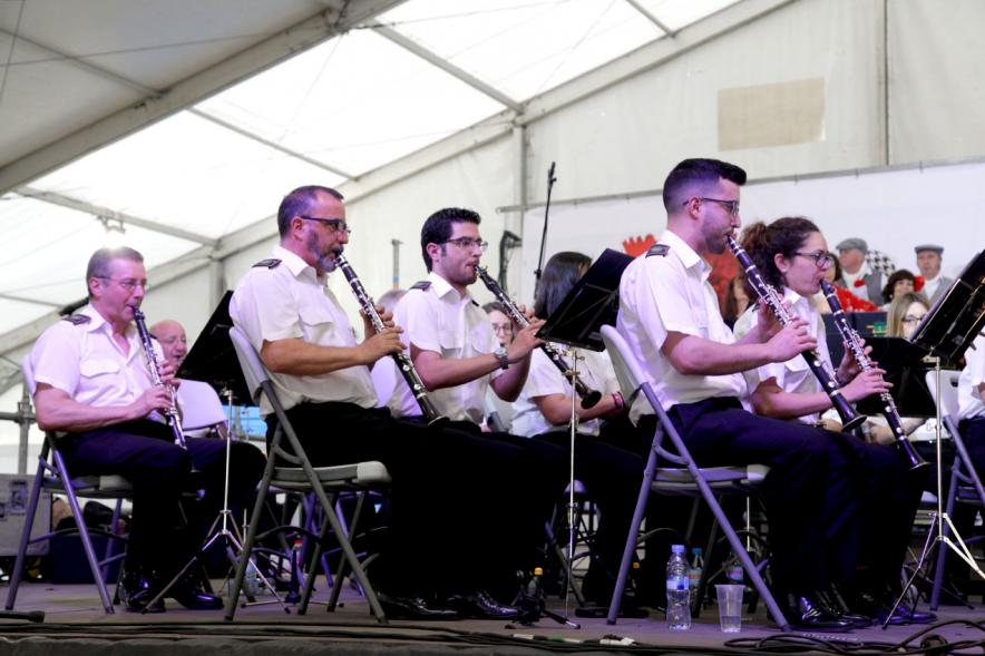 Miembros de la banda tocan la flauta