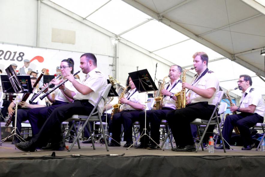 Miembros de la banda tocan instrumentos de viento