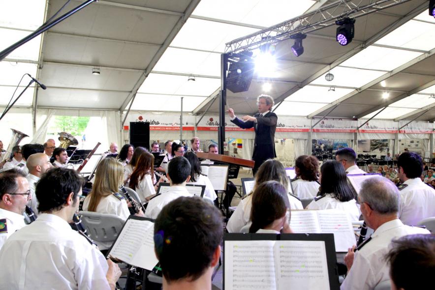 Director mandando la orquesta