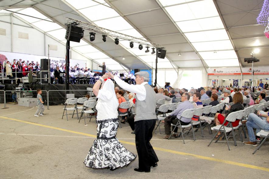 Participantes bailando con trajes típicos