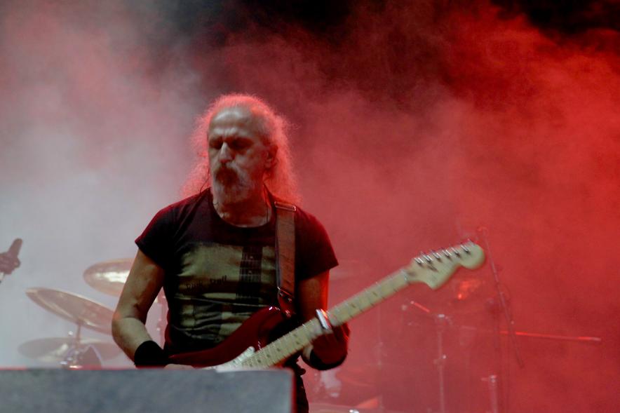Cantante con guitarra bajo focos rojos