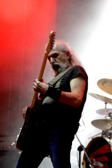 Miembro de la banda a la guitarra