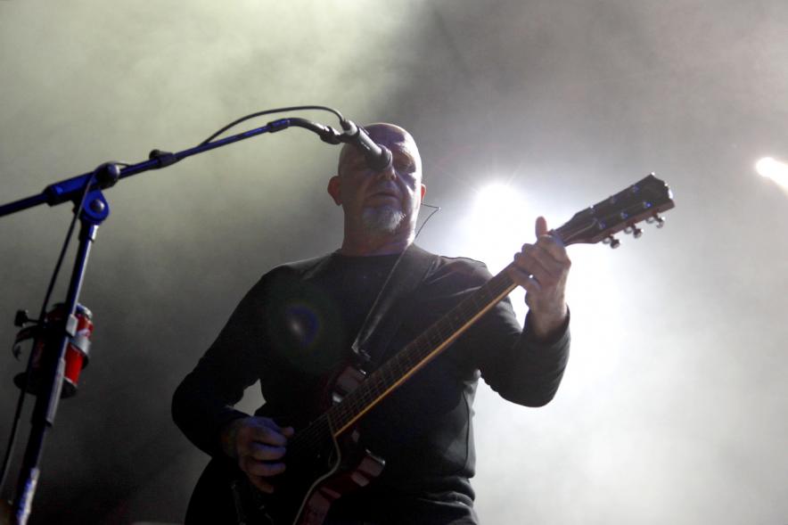 Miembro de la banda a la guitarra