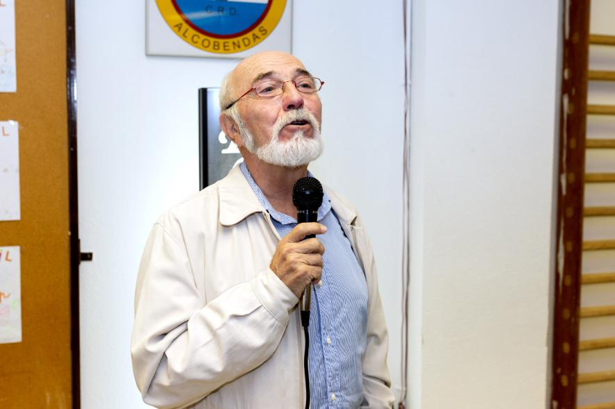 Entrega de Premios Barrio del Pilar 2018 - Imagen de una persona dirigiendo unas palabras a las personas asistentes al acto.