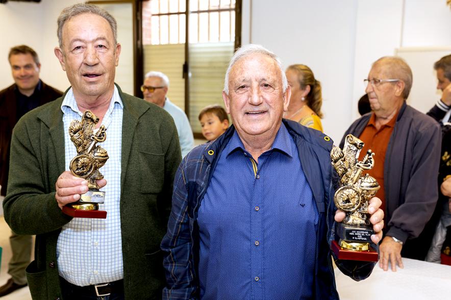 Entrega de Premios Barrio del Pilar 2018 - Imagen de dos personas mostrando sus trofeos.
