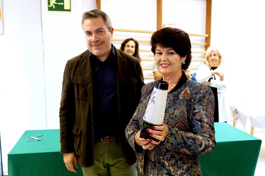 Entrega de Premios Barrio del Pilar 2018 - Imagen de una mujer posando con el hombre al que le acaba de entregar su trofeo.