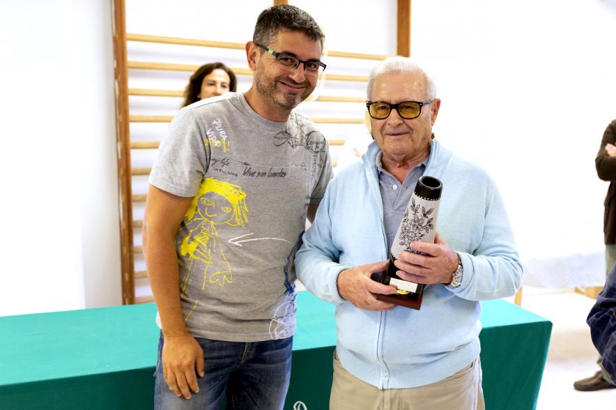 Entrega de Premios Barrio del Pilar 2018 - Imagen de un hombre posando con el hombre al que le acaba de entregar su trofeo.