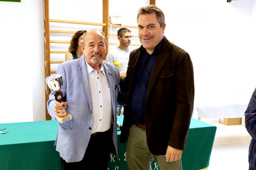 Entrega de Premios Barrio del Pilar 2018 - Imagen de un hombre posando con el hombre al que le acaba de entregar su trofeo.