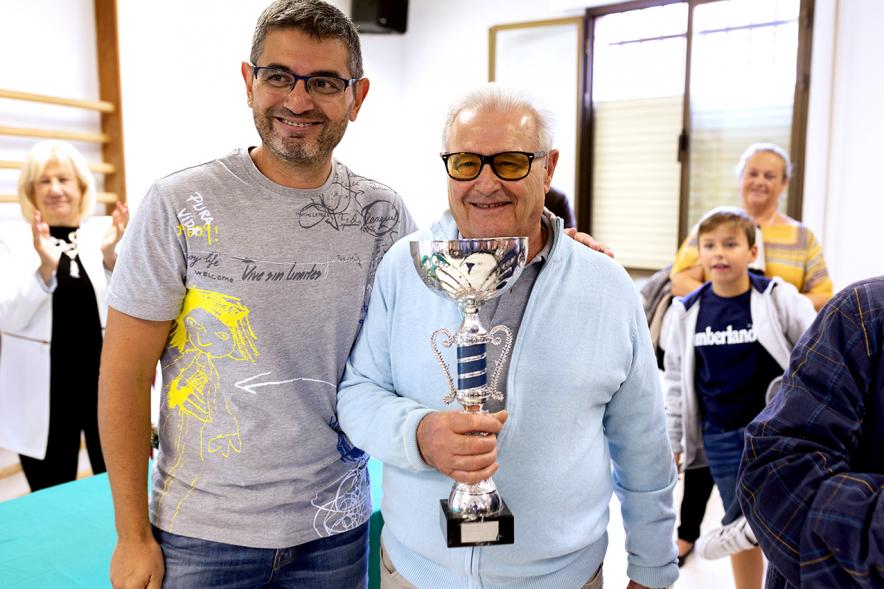 Entrega de Premios Barrio del Pilar 2018 - Imagen de un hombre posando con el hombre al que le acaba de entregar su trofeo.