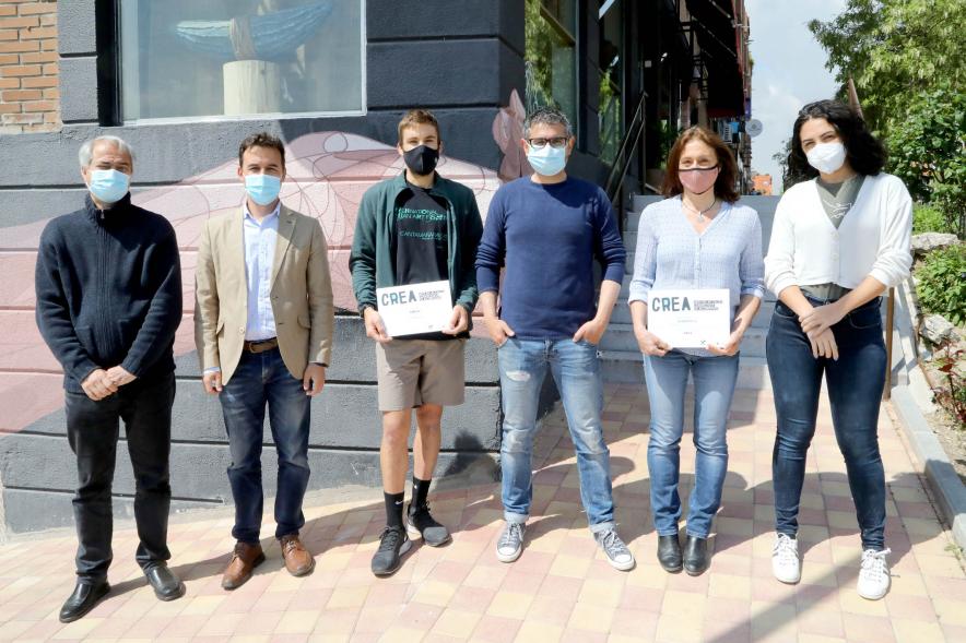 Delegación municipal posando con galardonados