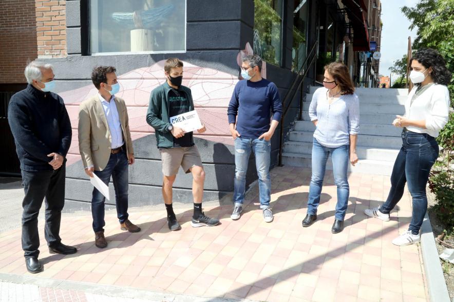 Delegación municipal posa con un galardonado
