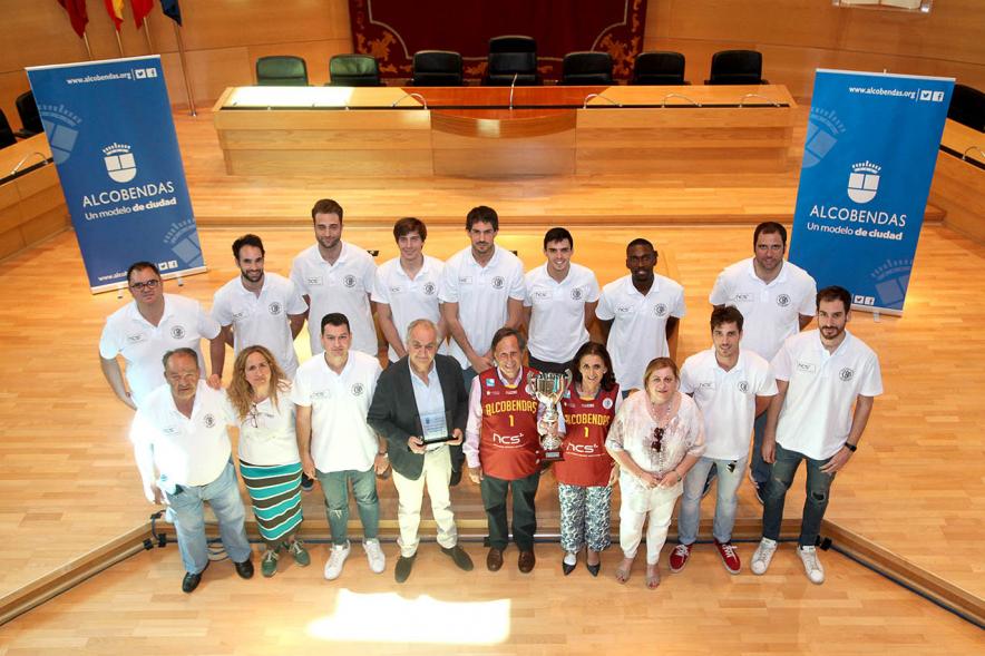 Recepción Equipo de Baloncesto por su Ascenso de Liga -  Imagen cenital  de los jugadores, el entrenador, el alcalde García de Vinuesa y Mar Rodríguez, concejal de deportes.