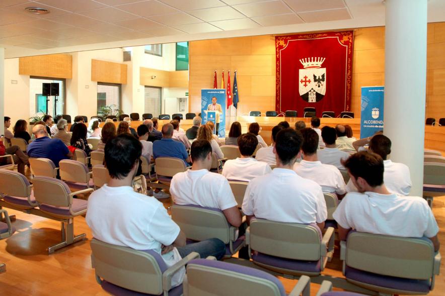 Recepción Equipo de Baloncesto por su Ascenso de Liga - Imagen posterior de los asistentes  al homenaje  en el Salón del Pleno.