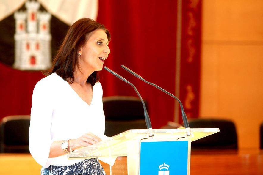 Recepción Equipo de Baloncesto por su Ascenso de Liga - Primer plano de Mar Rodríguez, concejal de deportes dando el discurso.