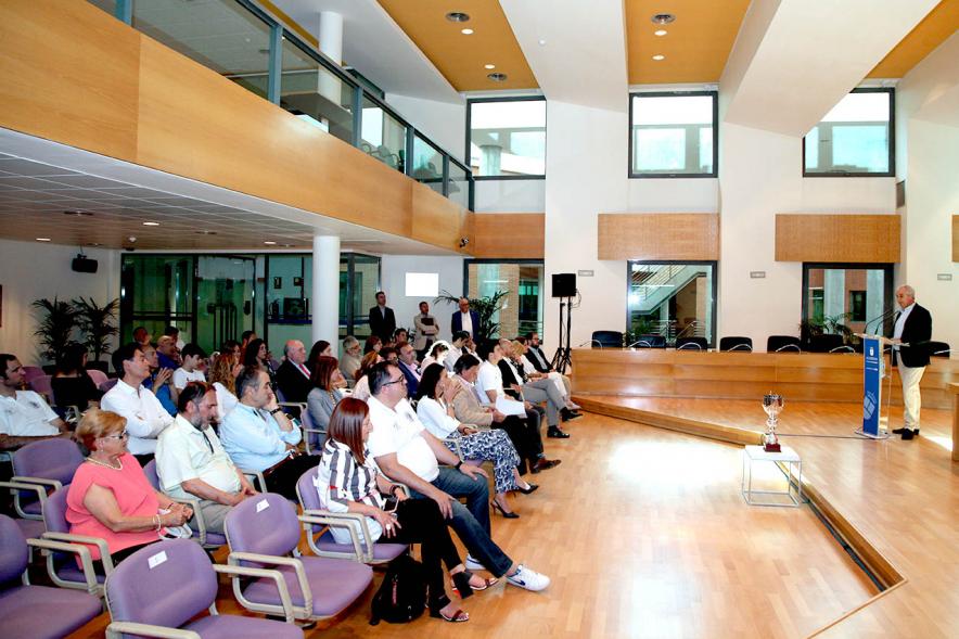 Recepción Equipo de Baloncesto por su Ascenso de Liga - Imagen lateral  del salón de pleno  con los asistentes y las autoridades. 