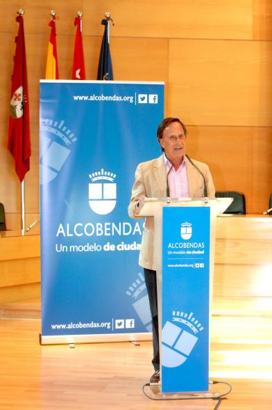 Recepción Equipo de Baloncesto por su Ascenso de Liga - Imagen del alcalde García de Vinuesa desde en el  atril.