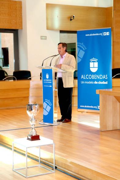 Recepción Equipo de Baloncesto por su Ascenso de Liga - Plano lateral del alcalde García de Vinuesa en el atril.