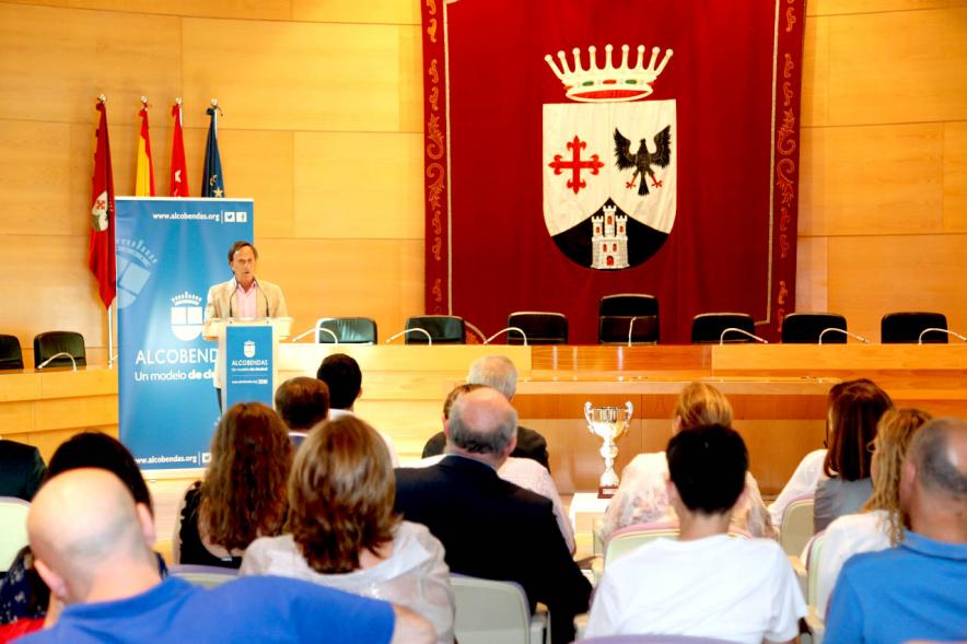 Recepción Equipo de Baloncesto por su Ascenso de Liga - Imagen de la sala escuchando el discurso del alcalde García de Vinuesa.