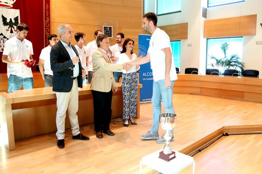 Recepción Equipo de Baloncesto por su Ascenso de Liga - Imagen de un jugador del Club  Baloncesto Alcobendas saluda al alcalde García de Vinuesa.