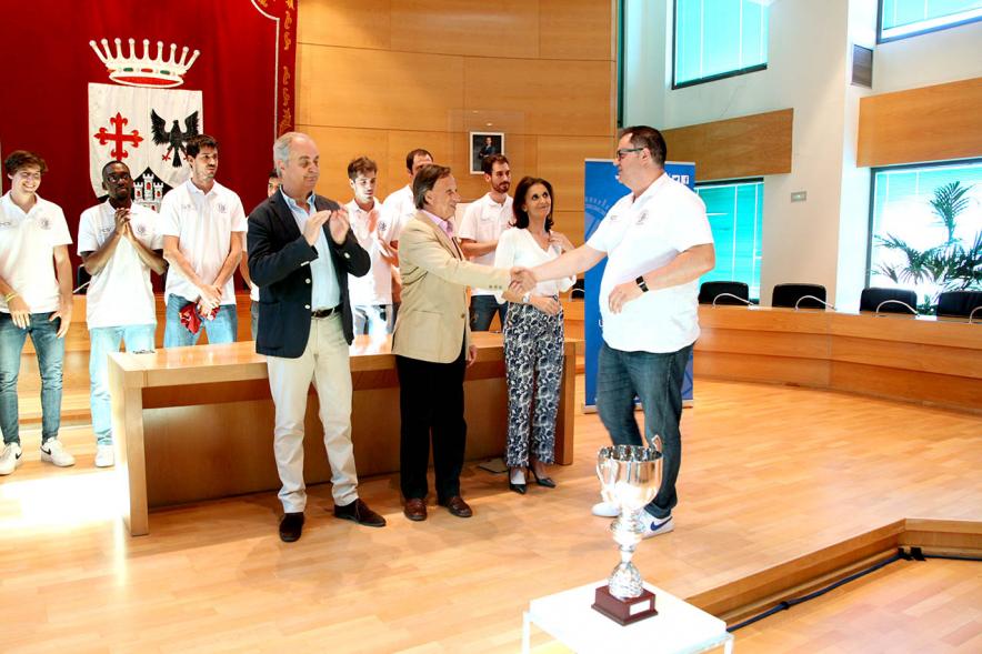 Recepción Equipo de Baloncesto por su Ascenso de Liga - Imagen de un jugador y las autoridades municipales.  García de Vinuesa, alcalde y Mar Rodríguez, concejal de deportes