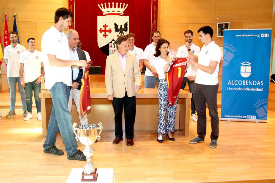 Recepción Equipo de Baloncesto por su Ascenso de Liga - Imagen  de la entrega de la camiseta del equipo  a  la concejal Mar Rodríguez