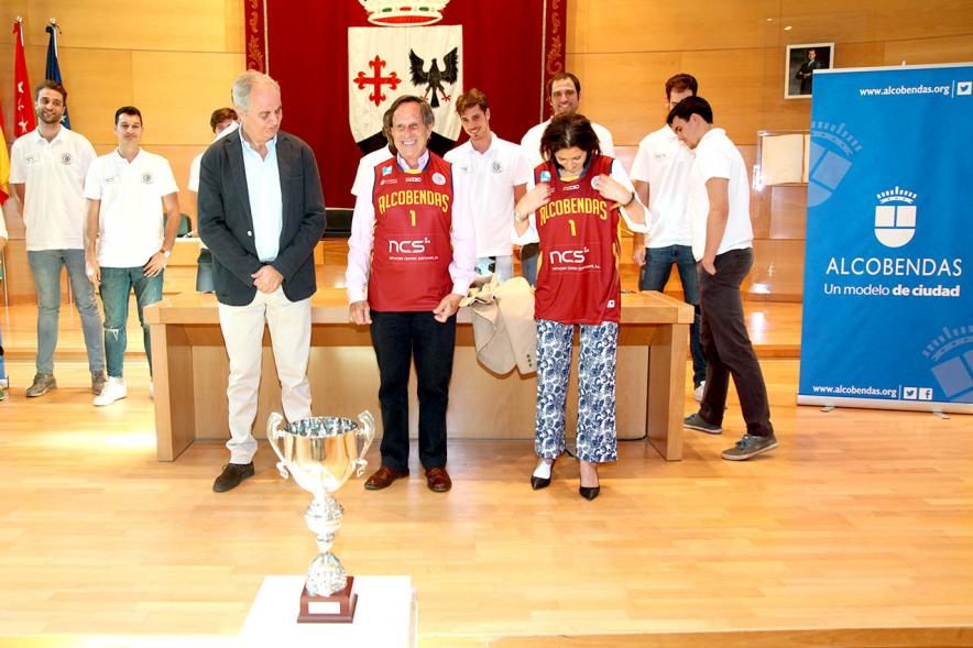 Recepción Equipo de Baloncesto por su Ascenso de Liga - Posado del alcalde García de Vinuesa, la concejal Mar Rodríguez, los jugadores y el presidente del club Vicente Hontagas.