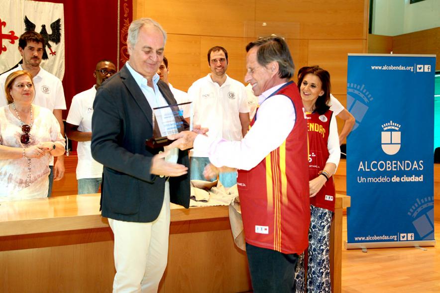 Recepción Equipo de Baloncesto por su Ascenso de Liga - Imagen de la entrega de la placa  conmemorativa al presidente del club.