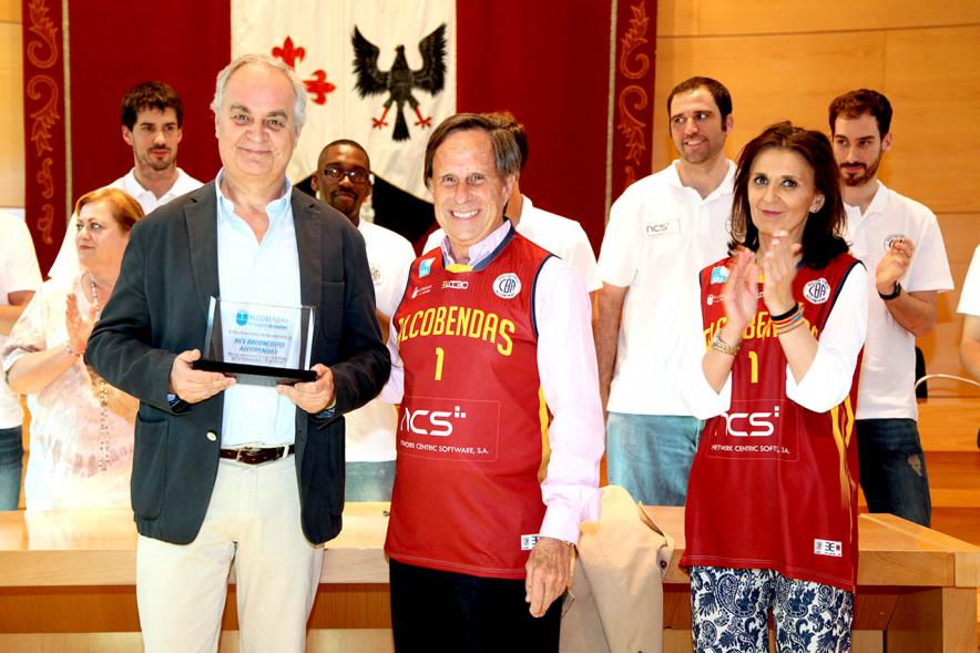 Recepción Equipo de Baloncesto por su Ascenso de Liga - Imagen de las autoridades municipales con la camiseta del equipo junto al presidente  levantado la placa conmemorativa.
