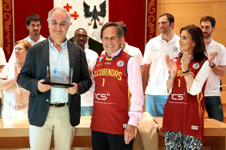 Recepción Equipo de Baloncesto por su Ascenso de Liga - Imagen del presidente del Club, junto al alcalde García de Vinuesa y la concejal Mar Rodríguez.