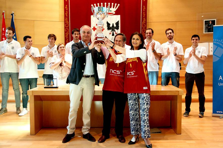 Recepción Equipo de Baloncesto por su Ascenso de Liga -  Imagen del alcalde García de Vinuesa, Mar Rodríguez y el presidente del equipo Vicente Hontagas levantando el trofeo. 