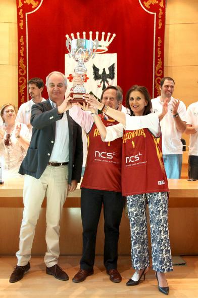 Recepción Equipo de Baloncesto por su Ascenso de Liga - Imagen del alcalde García de Vinuesa, Mar Rodríguez y el presidente del equipo levantando el trofeo.  