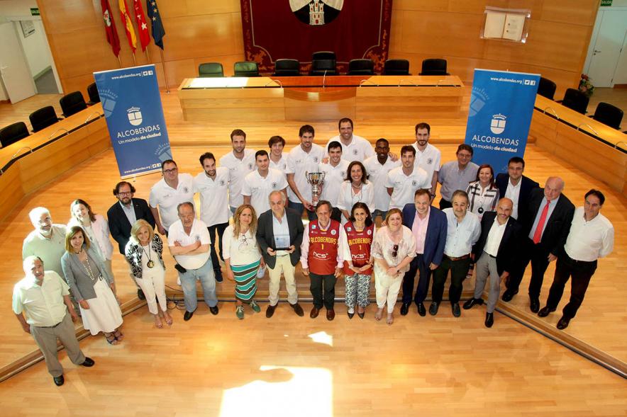 Recepción Equipo de Baloncesto por su Ascenso de Liga - Cenital de equipo al completo, el alcalde García de Vinuesa y la concejal de deportes con la camiseta del equipo.