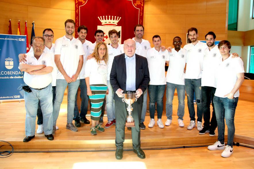 Recepción Equipo de Baloncesto por su Ascenso de Liga - Posado del equipo al completo  sujetando la copa ganada.