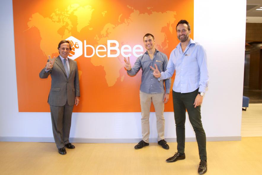 Visita a la Empresa BeBee - El alcalde acompañado por los directivos.