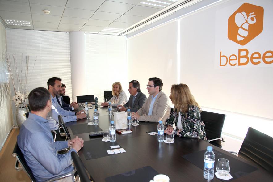 Visita a la Empresa BeBee - Reunidos las autoridades con los directivos de la empresa.