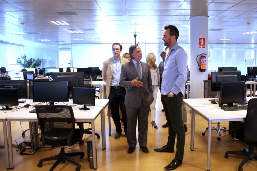 Visita a la Empresa BeBee -  El alcalde visita la empresa.