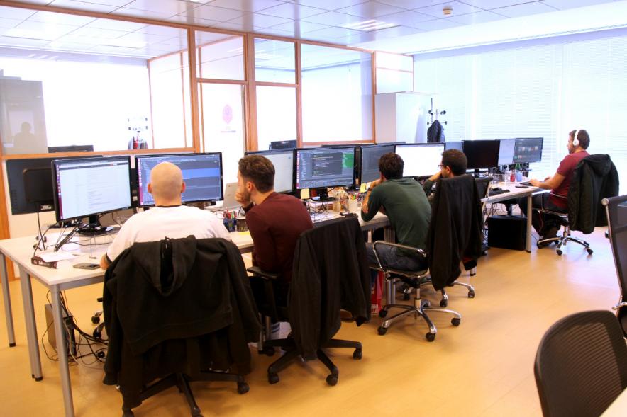 Visita a la Empresa BeBee - Grupo de informáticos de la empresa.