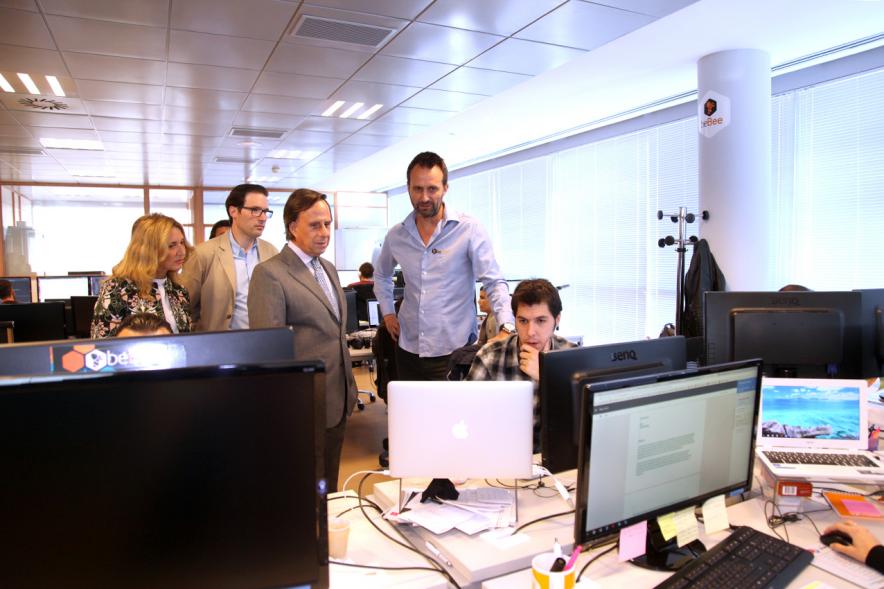 Visita a la Empresa BeBee - El alcalde con los empleados.