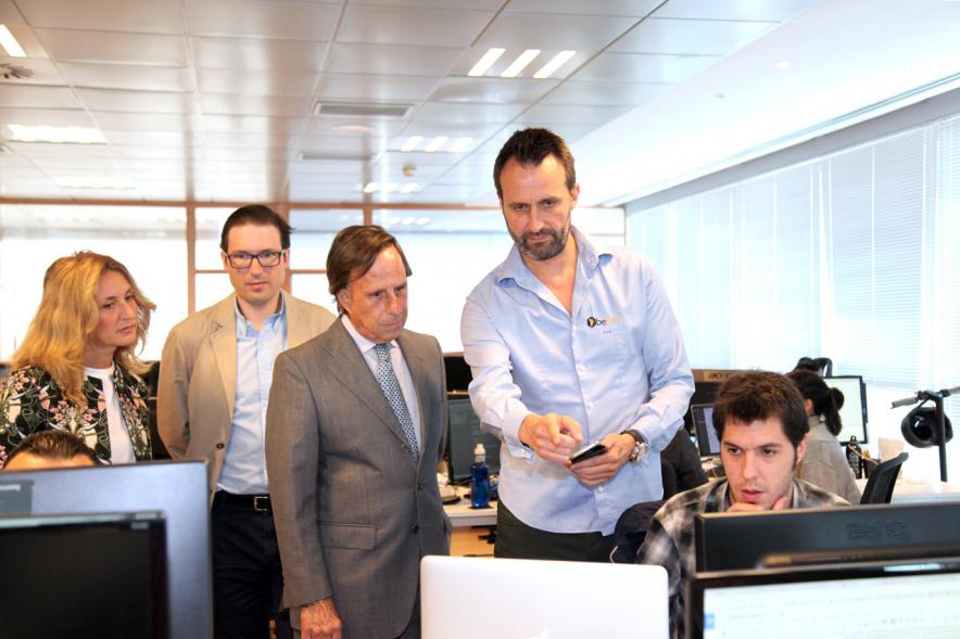 Visita a la Empresa BeBee - El alcalde visitando la  empresa.