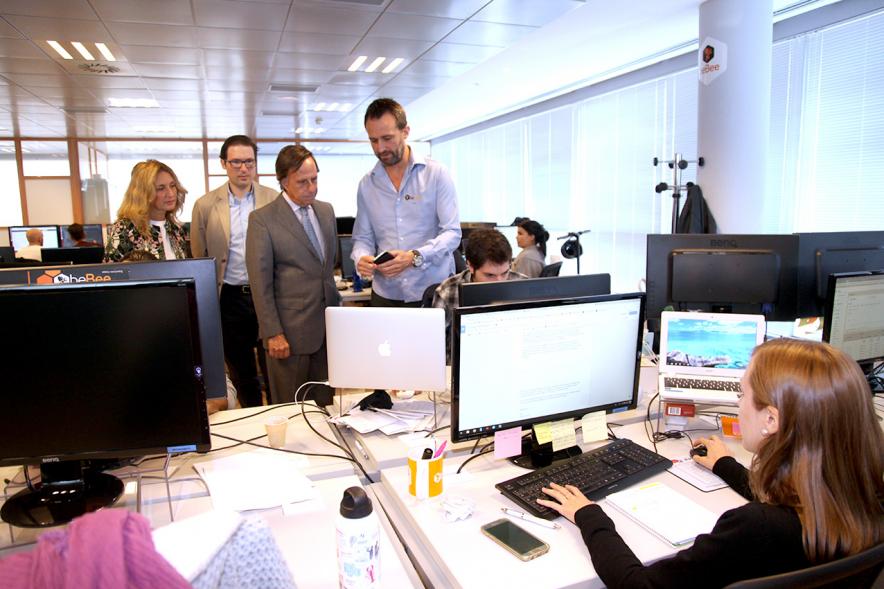 Visita a la Empresa BeBee - El alcalde visitando la  empresa.