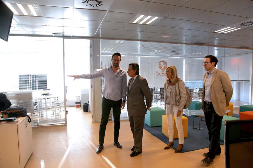 Visita a la Empresa BeBee - Los directivos le enseñan la empresa al alcalde.